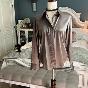 Very nice women’s dress shirt size 8